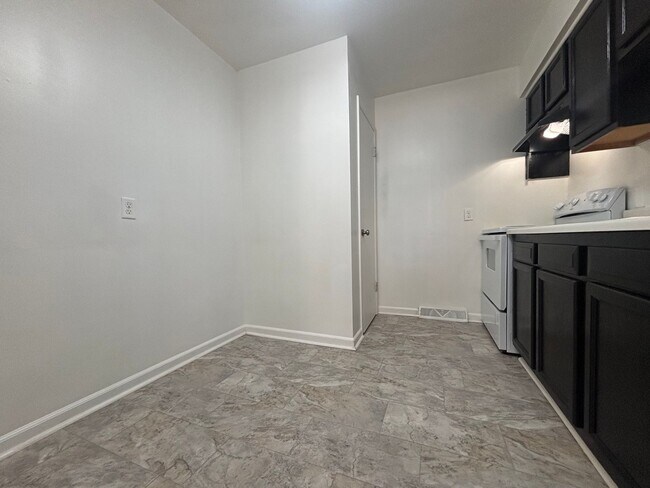 Foto del edificio - Spacious 1 bedroom 1 bathroom duplex