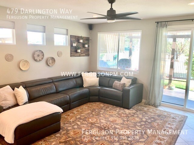 Foto del edificio - Single Story Four Bedroom Home Surrounded ...