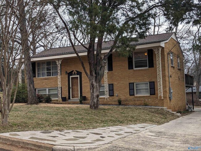 Building Photo - 2628 Valley Brook Dr NE