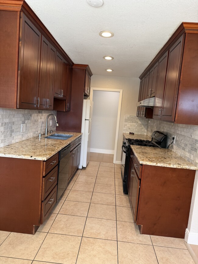 Building Photo - 43135 Gatewood St