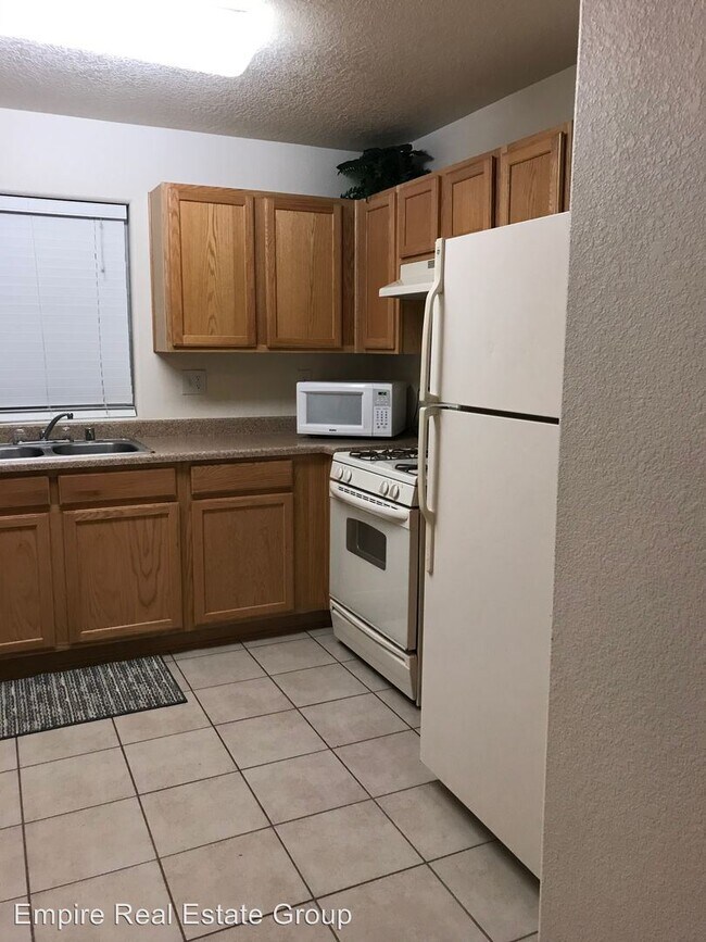 Foto del edificio - 2106-2118 E Arbors Ave