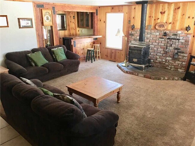 Building Photo - Furnished 8 bedroom Seasonal or Long term ...