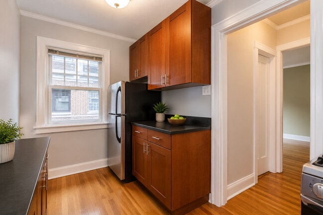 Building Photo - 2328 N Lincoln Park W