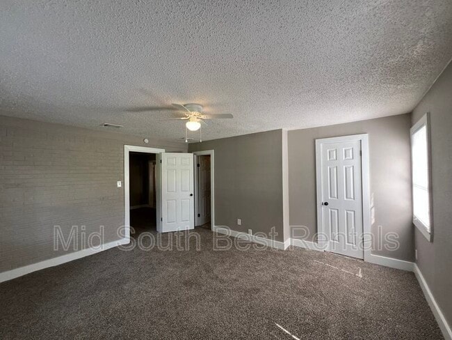 Building Photo - 820 Dolan Rd