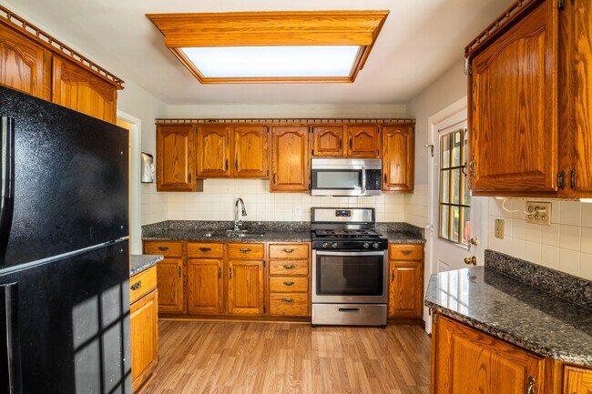 Building Photo - 320 Hemlock Ave