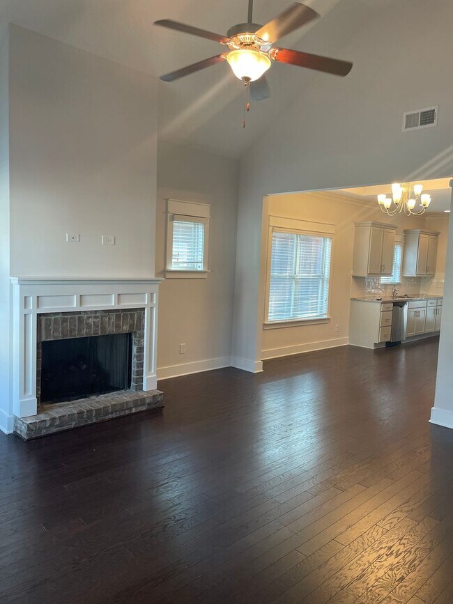 Foto del edificio - 3 bedroom house with fenced backyard!