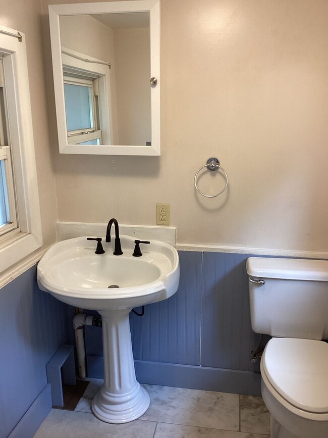 Building Photo - Roomy Craftsman Style House