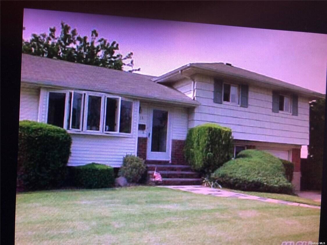 15 Maynard Dr, Farmingdale, NY 11735 House Rental in Farmingdale, NY