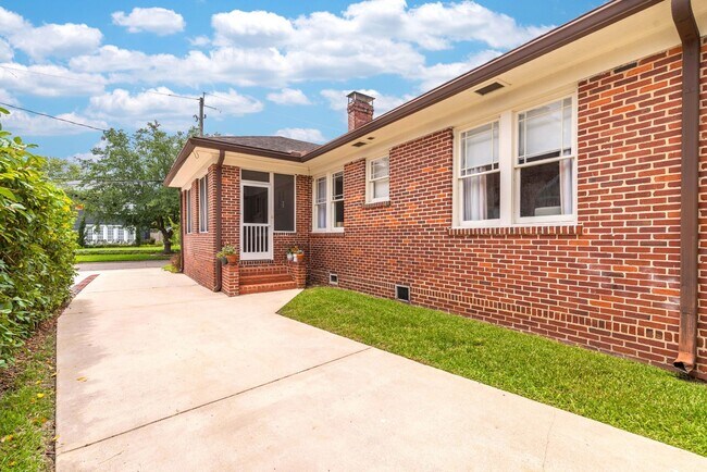 Building Photo - Adorable Avondale Home!