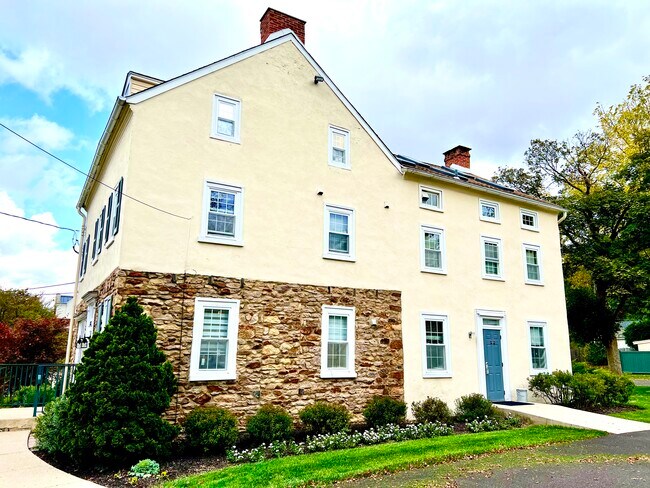 Building Photo - 363 N Main St
