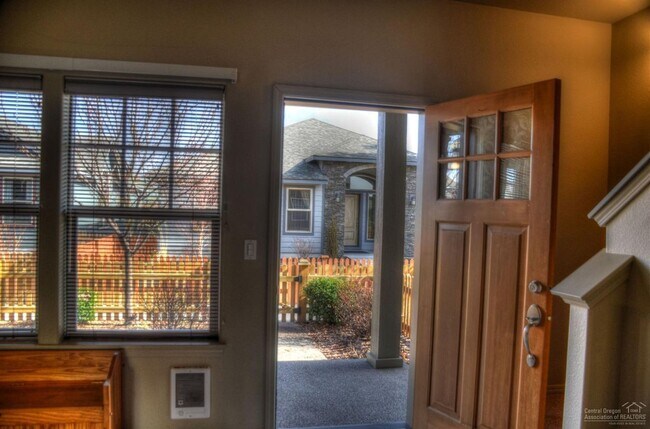 Foto del edificio - Darling Townhouse in Southeast Bend!