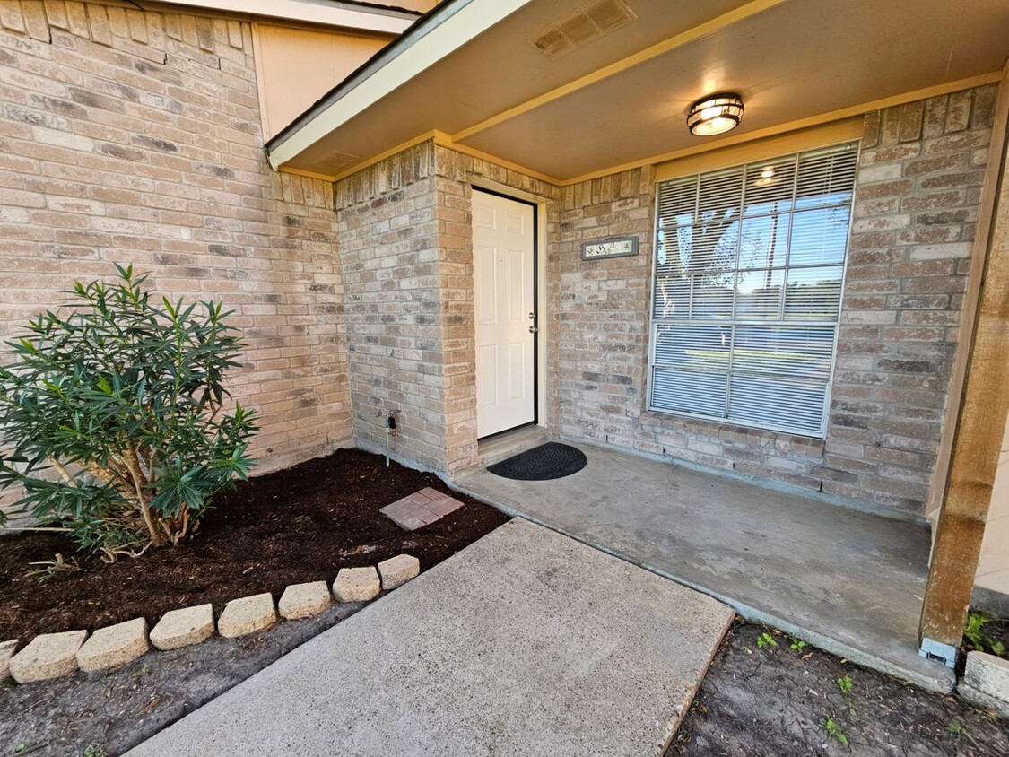 Foto principal - Nice Southside townhome with garage across...