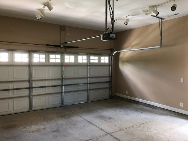 Foto del edificio - 2237 Glenkirk Drive - Contact Todd at 336-...