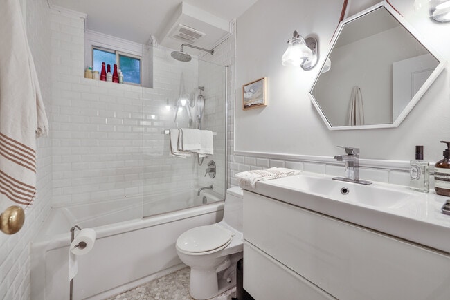 Building Photo - Spacious 2 bedroom in Rosedale!