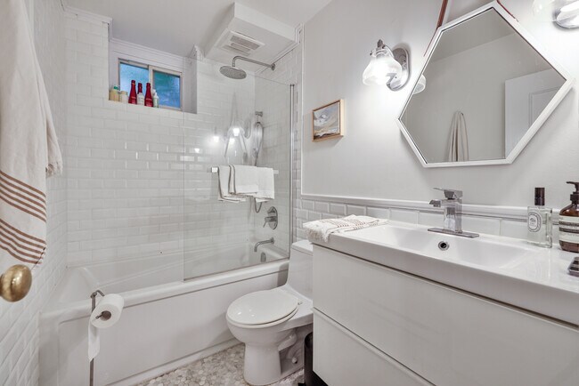 Photo du bâtiment - Spacious 2 bedroom in Rosedale!