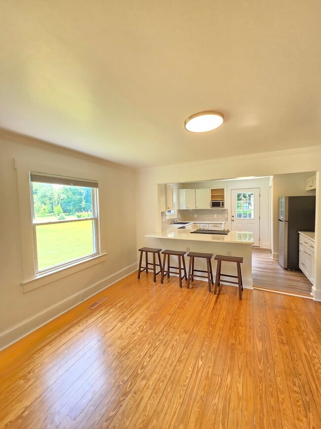 Building Photo - CAROLINA PLACE - Renovated 2 Bedroom - Gor...