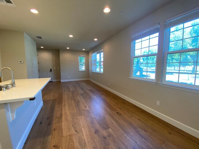 Building Photo - Pleasanton End Unit Andares Townhouse 3 BD...