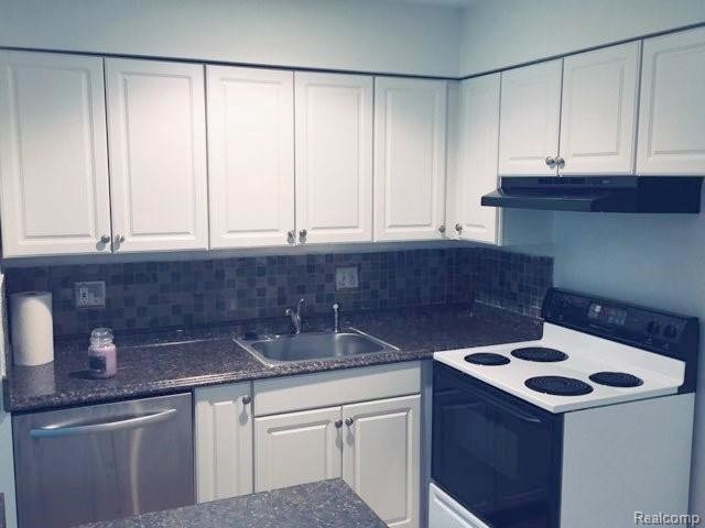 Building Photo - 13900 Camelot Dr