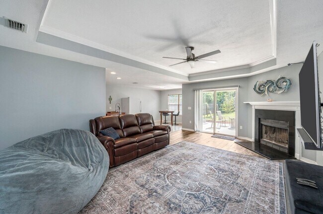 Building Photo - Charming, pet friendly, 3-Bedroom Home wit...