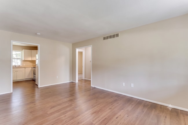 Building Photo - 3 Bedroom, 2 Bathroom!