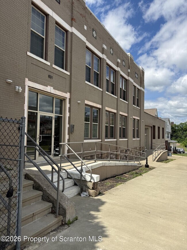 Foto del edificio - 831-831 Adams Ave