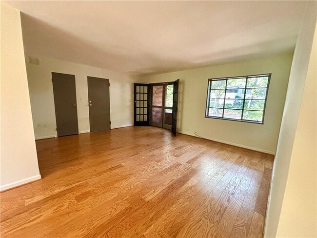 Building Photo - 1380 Chalmette Dr NE