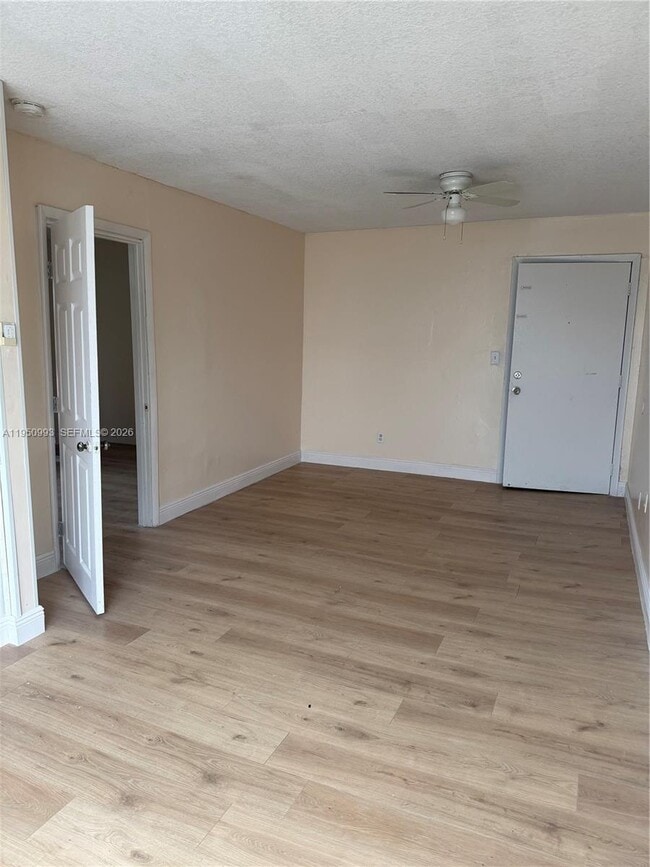 Foto del edificio - 7640 Kimberly Blvd