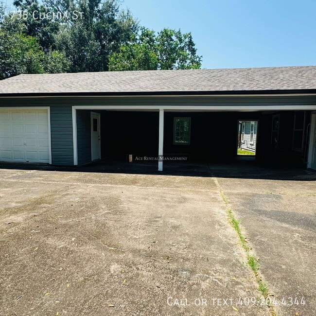 Building Photo - 735 Cuchia St