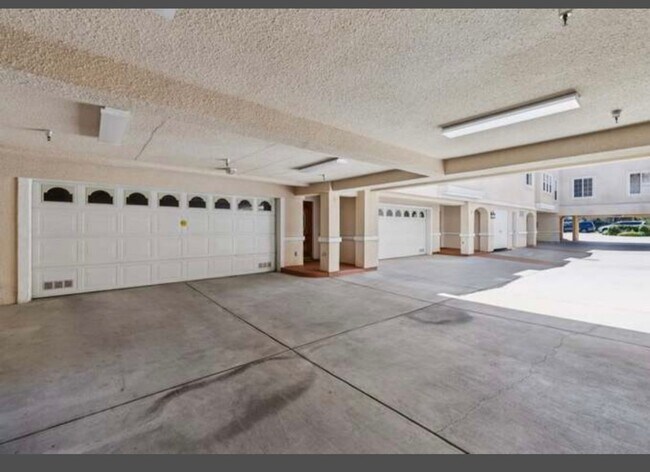 Building Photo - BEAUTIFUL 4 BED 3 BATH UNIT!!!!!
