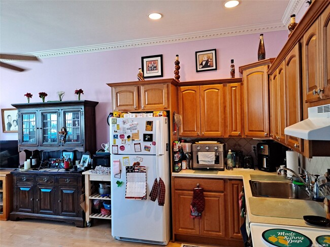 Building Photo - 2558 Regent Pl