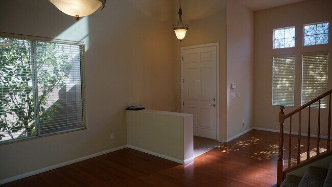 Foto del edificio - 4 bed home for rent close to parks, schools, shopping and restaurants.