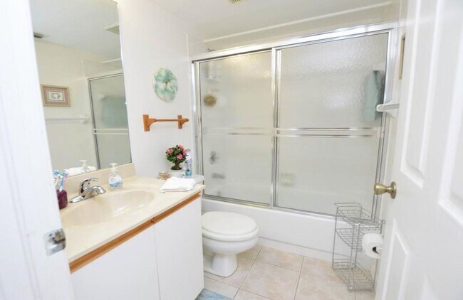 Building Photo - **** THIS CUTE 2/2 GROUND FLOOR CONDO IN P...