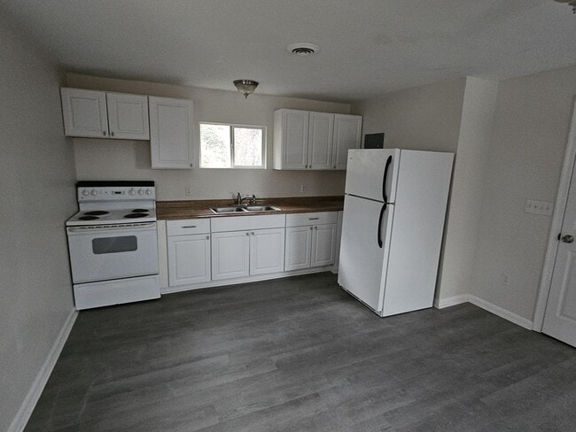 Building Photo - Charming Cottage with Lake View!