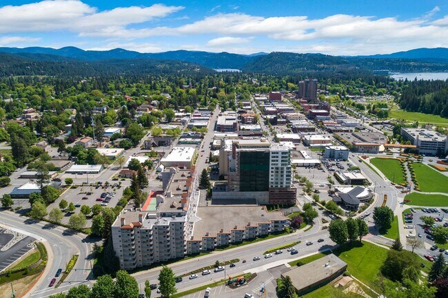 Foto del edificio - Beautiful Downtown Coeur d' Alene Condo  w/ Amazing Views!