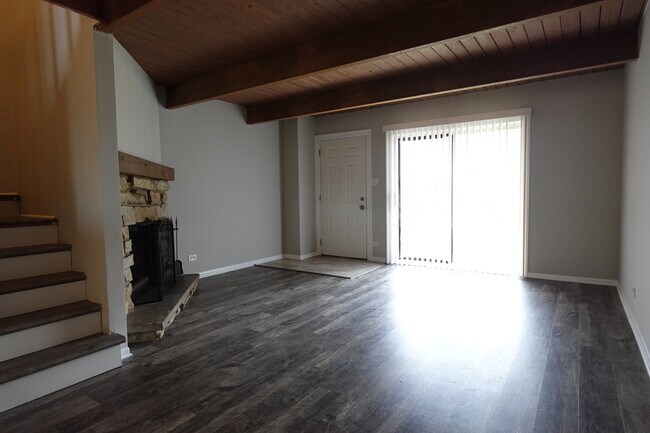 Building Photo - 441 Meadow Green Ln