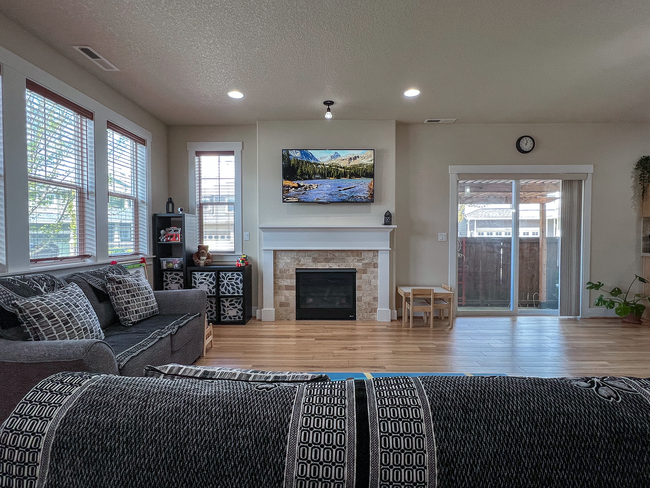 Foto del edificio - Enjoyable 4-Bed, 2.5-Bath Corner Lot Home ...