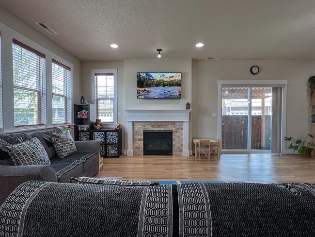 Building Photo - Enjoyable 4-Bed, 2.5-Bath Corner Lot Home in High-Tech Area!
