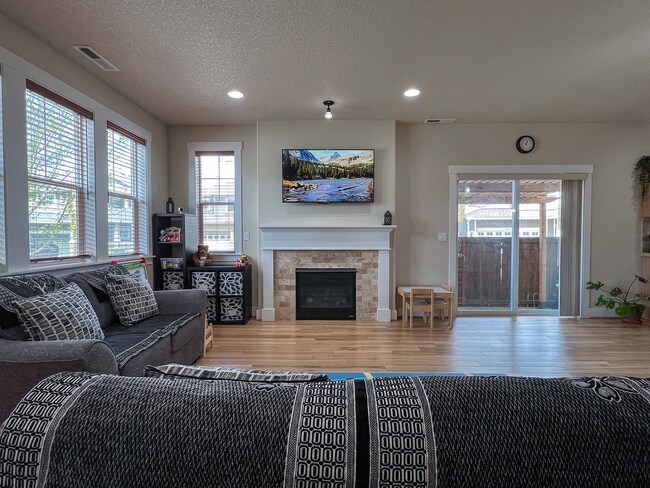 Foto del edificio - Enjoyable 4-Bed, 2.5-Bath Corner Lot Home in High-Tech Area!