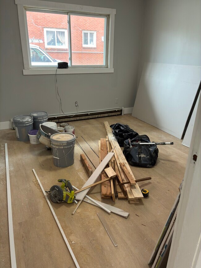 Building Photo - FULLY Renovated - Rent October 1