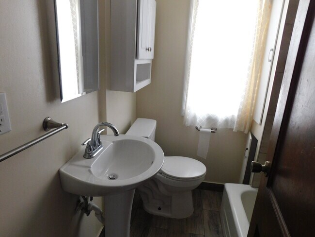Foto del edificio - Smartly Located Bungalow in Great Area
