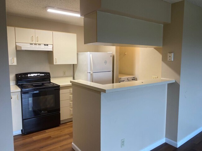 Building Photo - Wonderful 1 Bedroom/1 Bathroom Gated Condo...