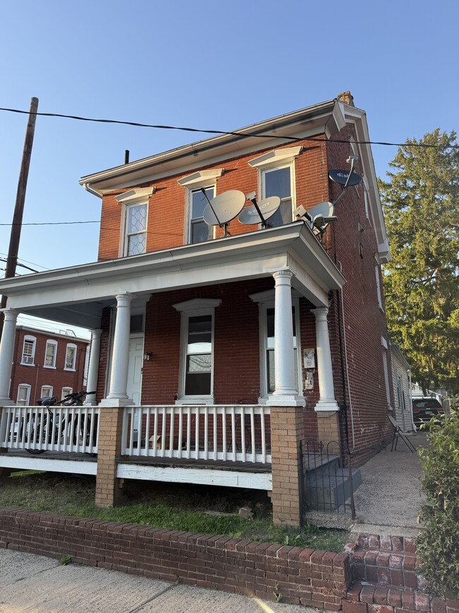 Building Photo - 1 E 4th St