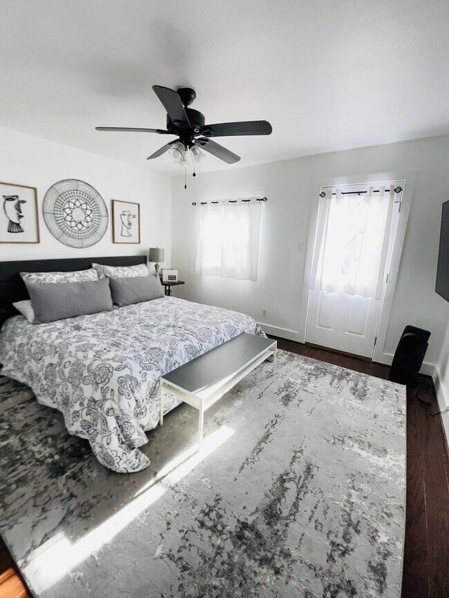 Dormitorio principal con cama king size en la planta alta - 847 W 24th St