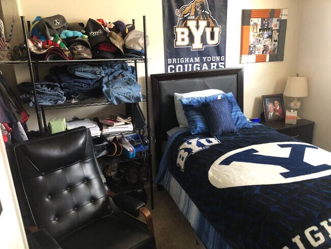 Building Photo - 2 Bedroom Apartment