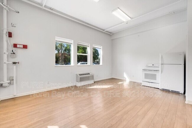 Foto del edificio - 154 Railroad Ave