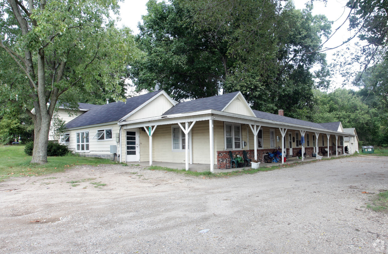 Primary Photo - Oak Crest Apartments