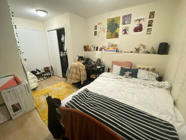 Building Photo - Huge 4 bed 2 bath unit near Northeastern for the upcoming school year with a move in special!
