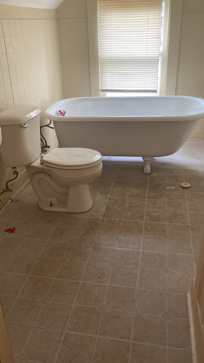 Foto del edificio - 2401 Midland Ave