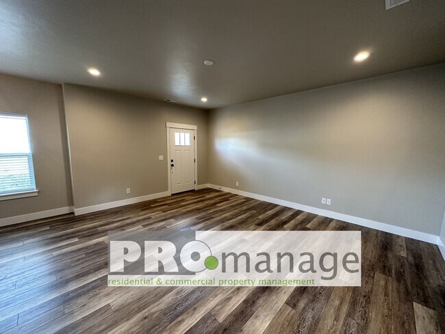 Foto del edificio - 3 Bed, 2.5 Bath Townhome w/ 2-Car Garage - NEAR NEW - Ammon