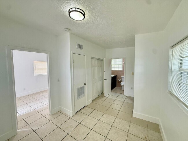 Foto del edificio - 1345 NW 55th St